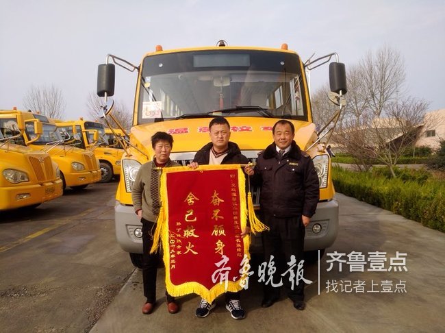 即墨：校门口超市突发火灾，校车司机奋力扑救
