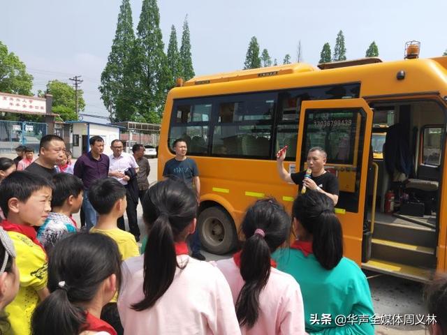 加强校车安全管理，保障乘车学生安全