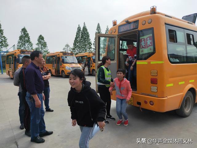 加强校车安全管理，保障乘车学生安全