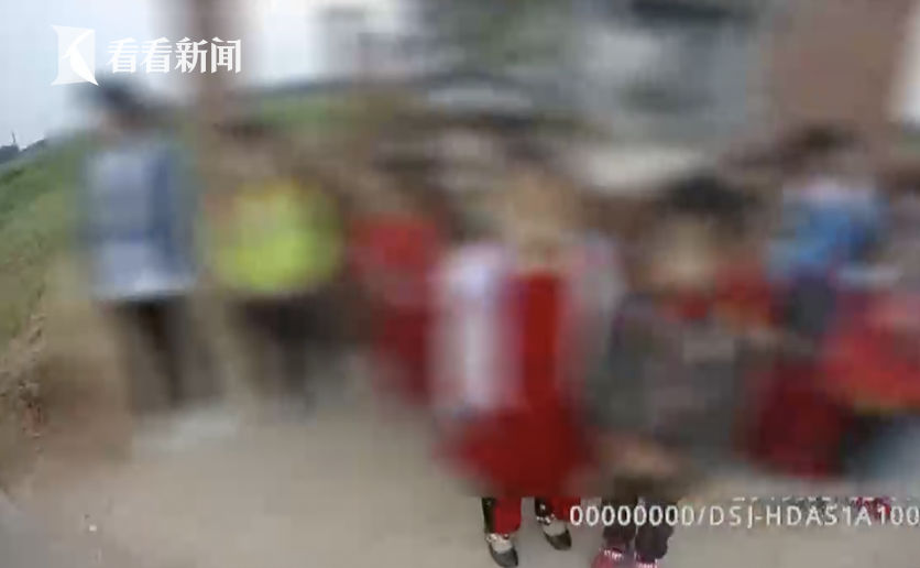 黑校车刷黄漆差点骗过民警 14人座竟挤了27人