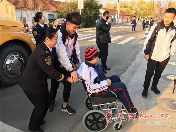 青岛这辆校车上多了台轮椅，背后竟藏着一个温情故事……