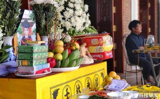 6岁男孩乘校车上学被遗忘在车里，下午被发现时已经死亡