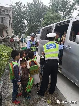 利辛交警，超员“黑校车”重治没商量