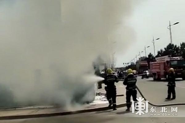 哈市一停开在路边校车突然起火 无人员伤亡