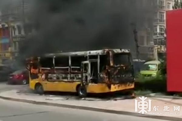哈市一停开在路边校车突然起火 无人员伤亡