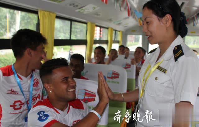 世界青少年足球赛青岛开战,温馨校车助力 世界青少年足球赛青岛开战,温馨校车助力