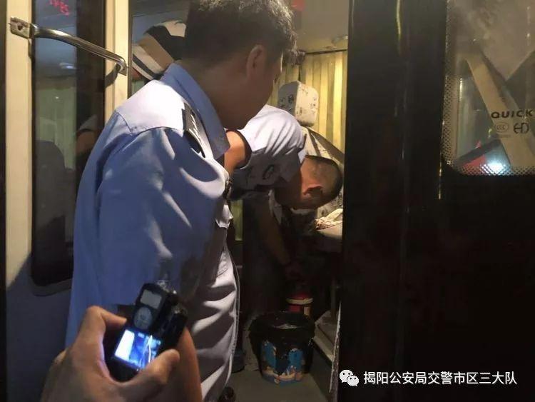 潮汕一校车被举报！为了赶时间便逆向行驶的行为让人后怕！