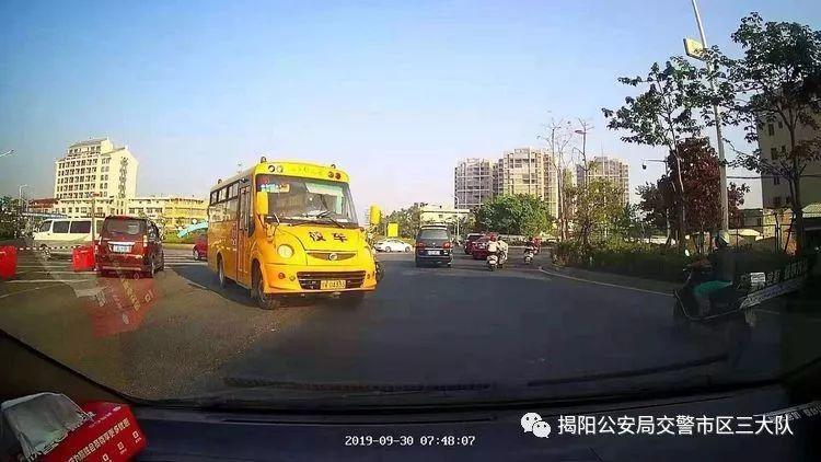 潮汕一校车被举报！为了赶时间便逆向行驶的行为让人后怕！