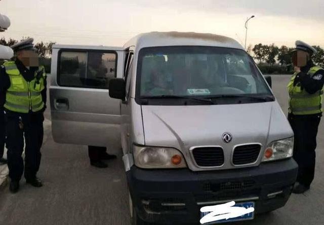 核载7人实载10人 一黑校车被东明交警罚款一万余元