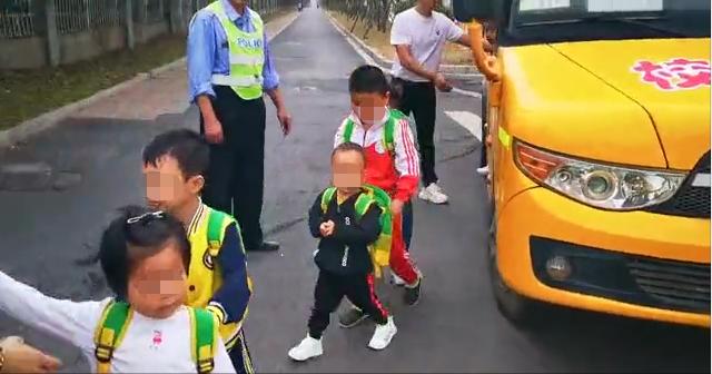 全部挤上了车？上饶一校车超员60%以上，驾驶员竟身兼两职