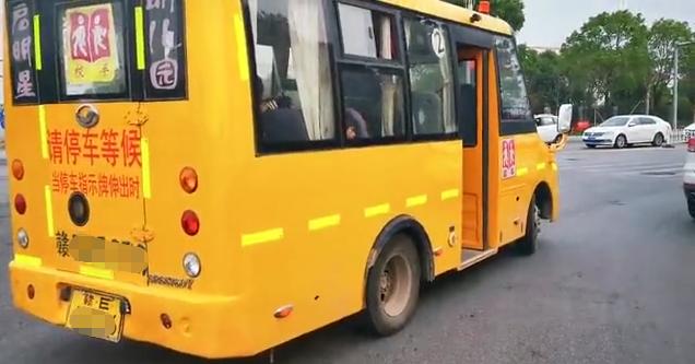 全部挤上了车？上饶一校车超员60%以上，驾驶员竟身兼两职