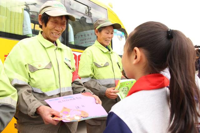 迎接环卫工人节，温馨校车向“城市美容师”致敬