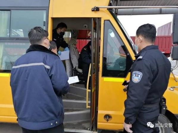 护航复工复产，岚山交警为校车审验开辟绿色通道