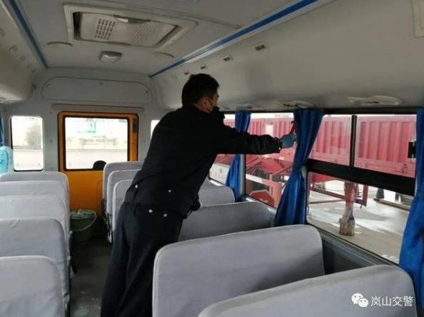 护航复工复产，岚山交警为校车审验开辟绿色通道