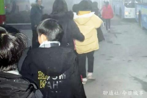 聊城一辆普通客车接送学生遭举报，茌平开出首张“黑校车”罚单