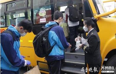 开学护航｜专人专车专线专座，交运八辆“大鼻子”送百余学子上学